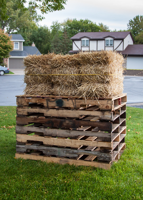 Pallets-stacked-with-bales-on-top